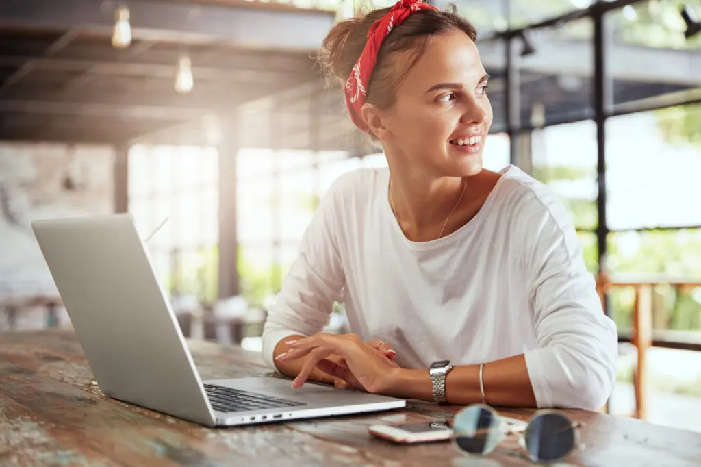 AUto-entrepreneuse médiation de la consommation, femme heureuse du service médiation fnae